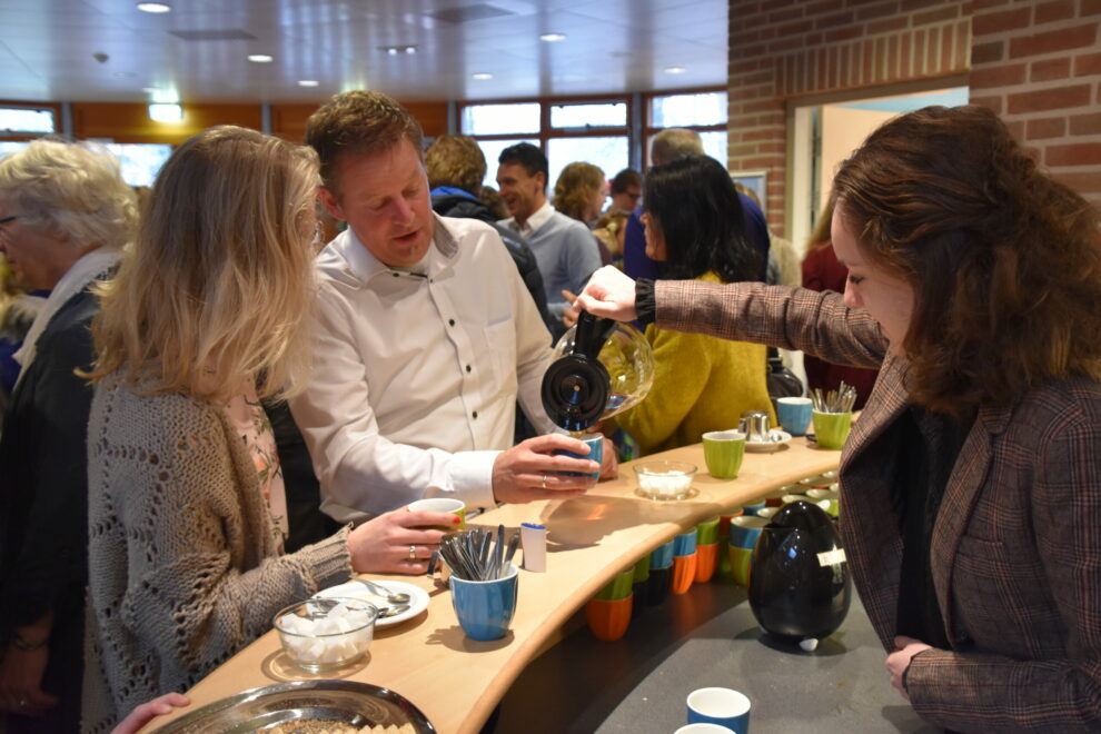 Koffie schenken, kerkdienst, Kerk de Koningshof
